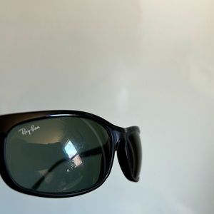 Black Ray-Bans with case